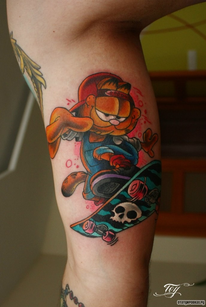 Фотография татуировки под названием «Мультяшный кот на скейте»