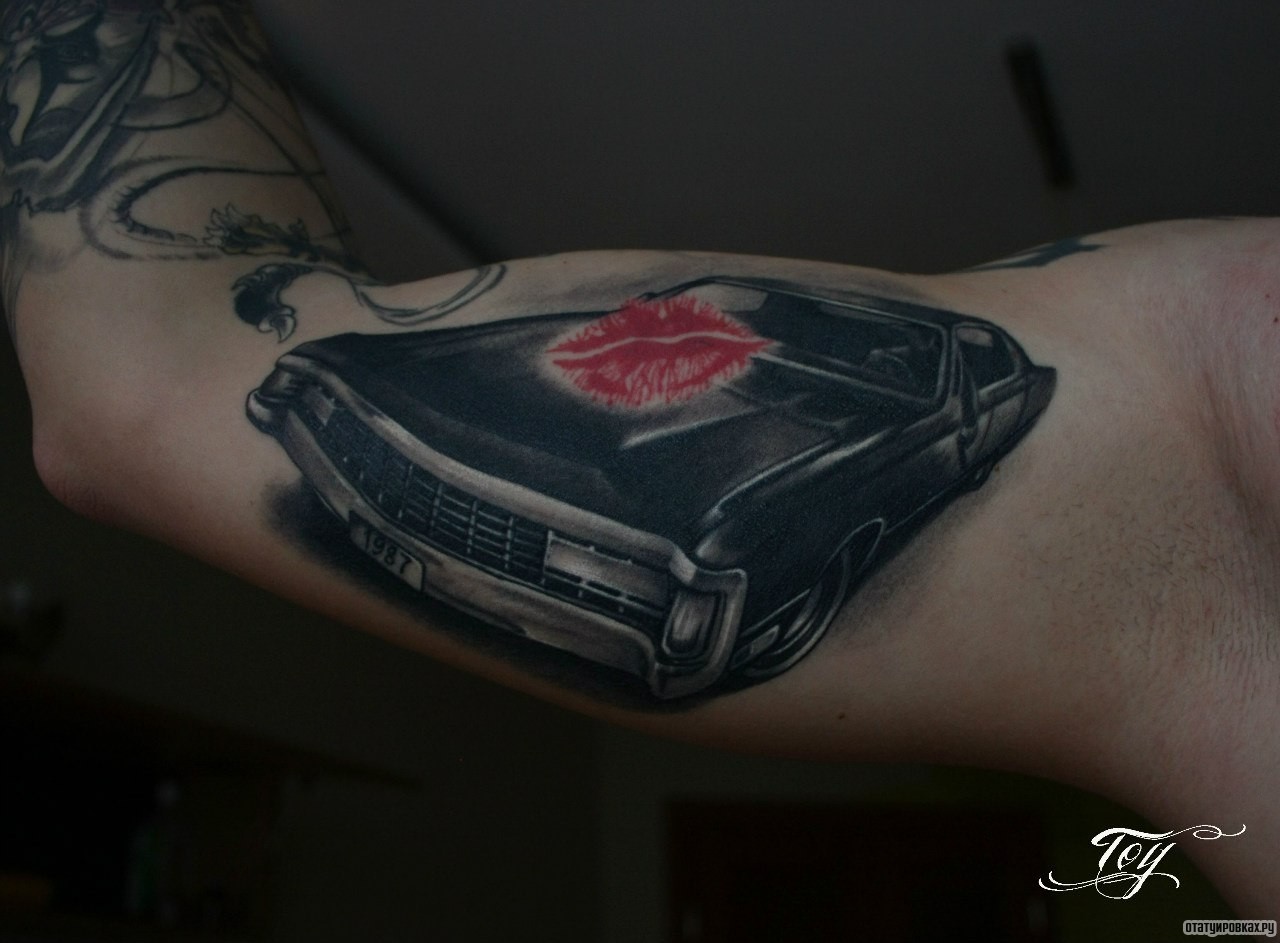 Фотография татуировки под названием «Автомобиль с поцелуем»