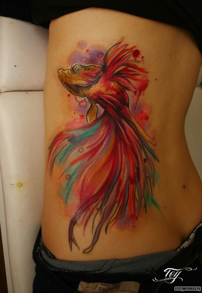 Фотография татуировки под названием «Золотая рыбка акварель»