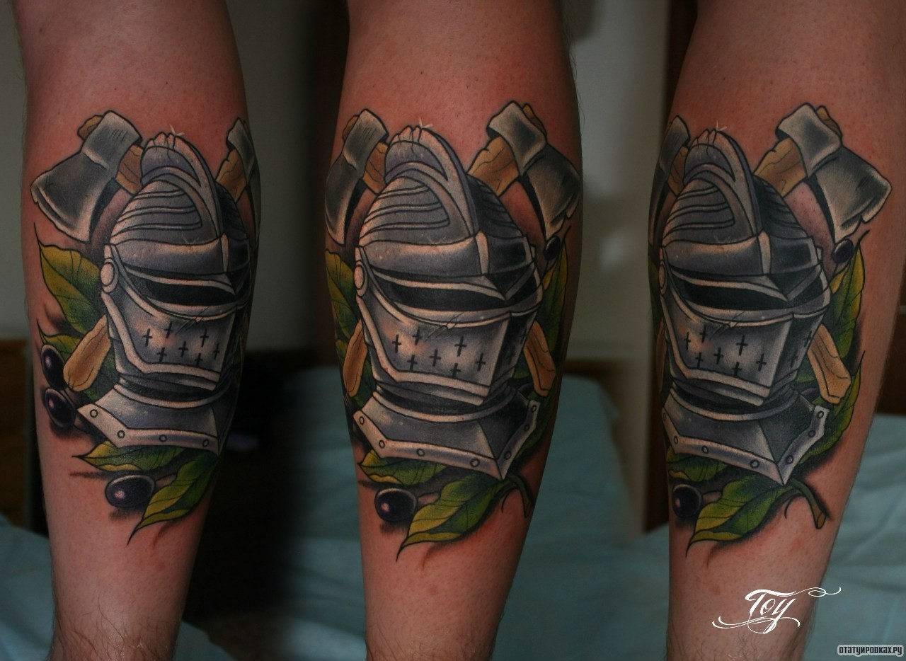 Фотография татуировки под названием «Маска воина и два скрещенных топора»