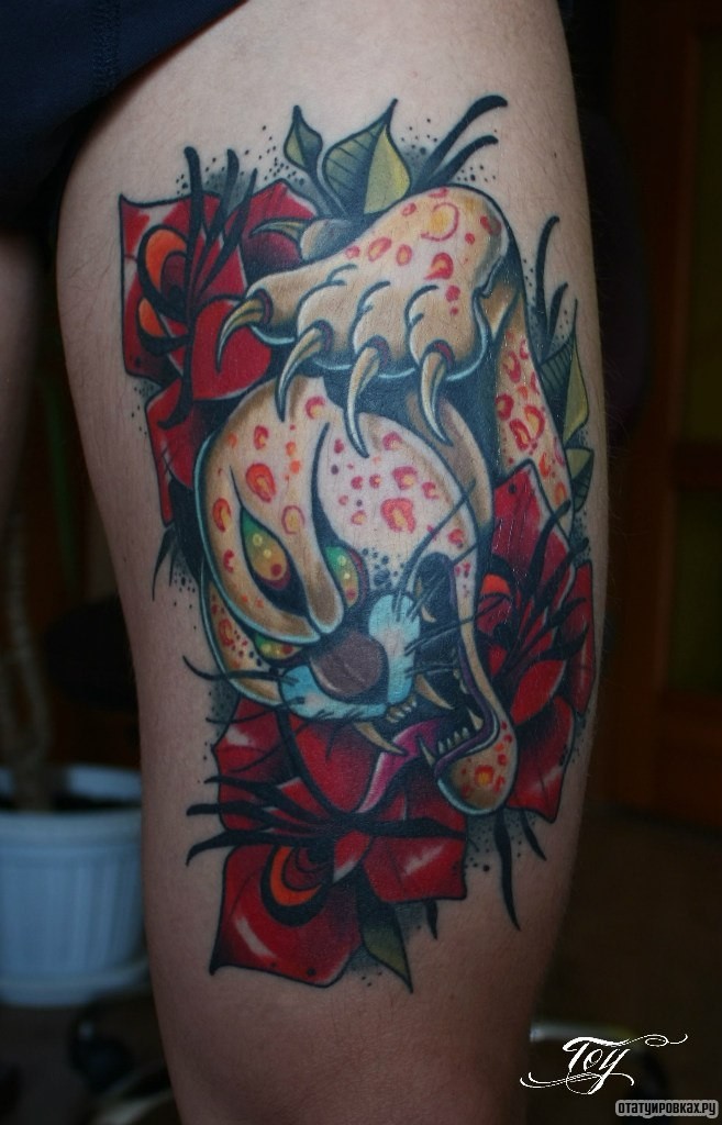 Фотография татуировки под названием «Когтистый кот в красных цветах»