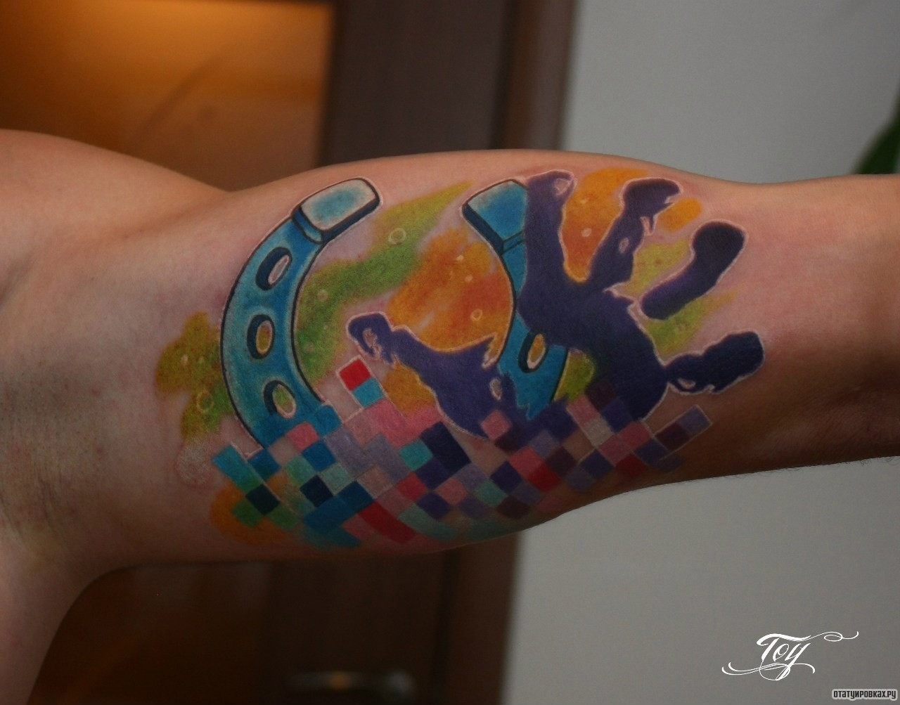 Фотография татуировки под названием «След руки и подкова»
