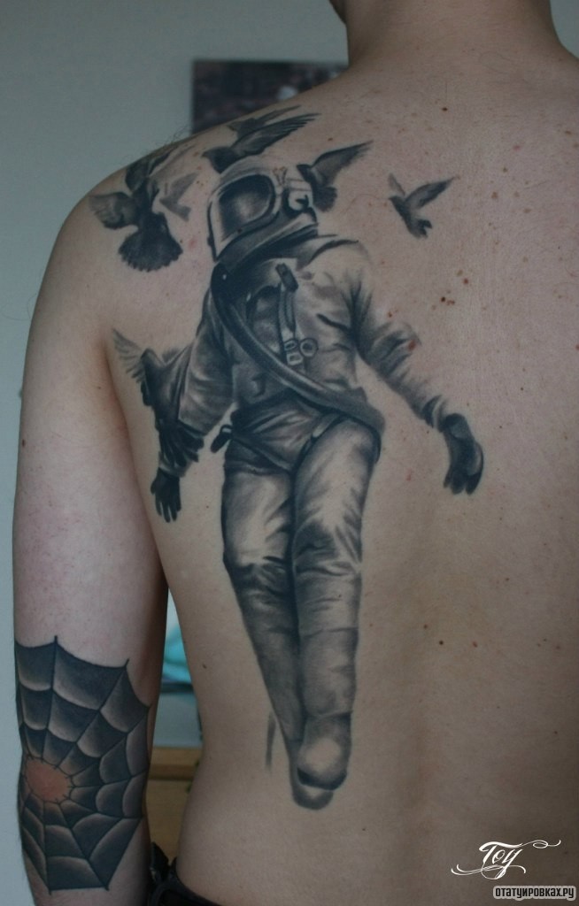 Фотография татуировки под названием «Космонавт с голубями»
