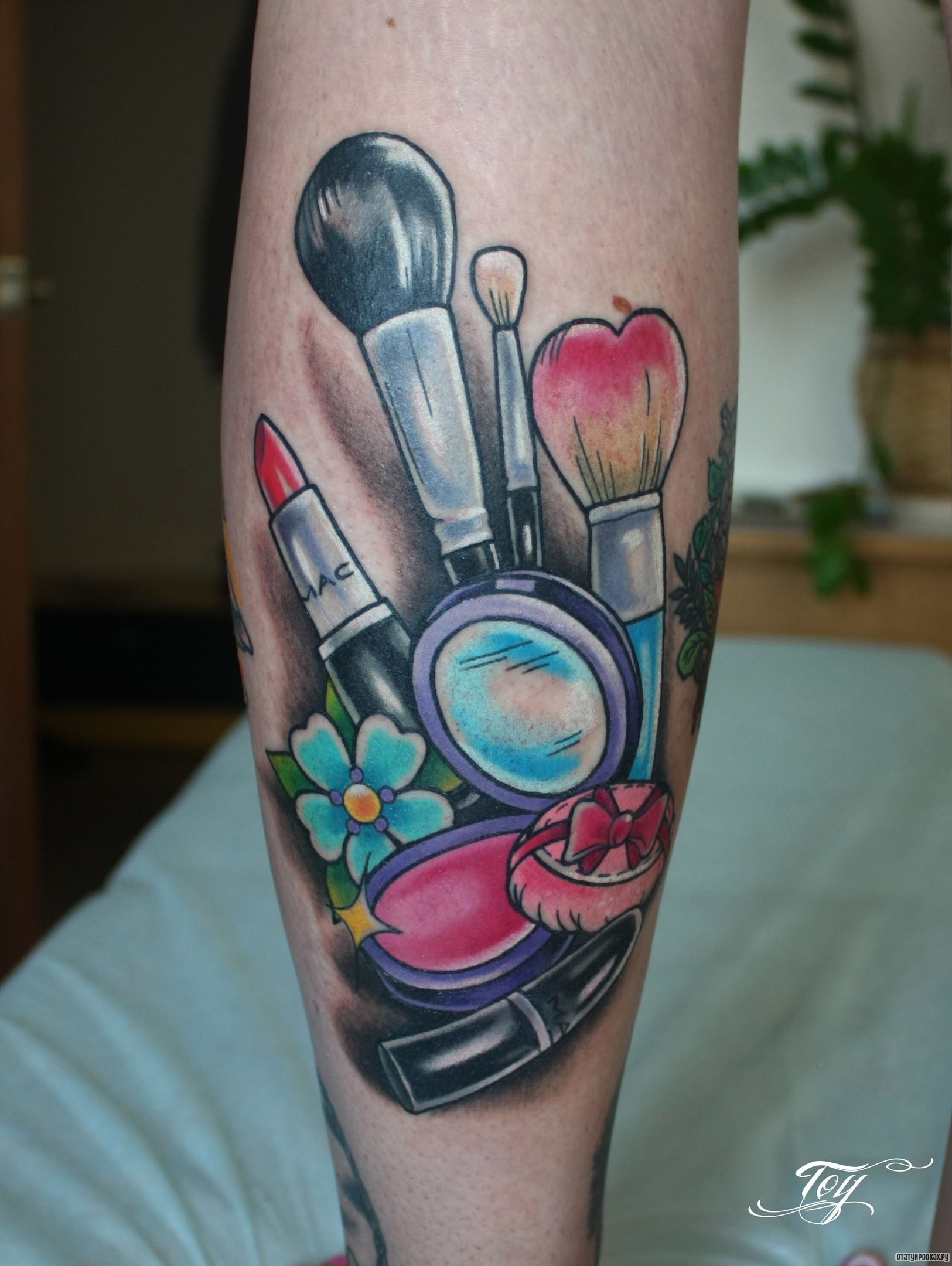 Фотография татуировки под названием «Кисточки, помаза и пудра»