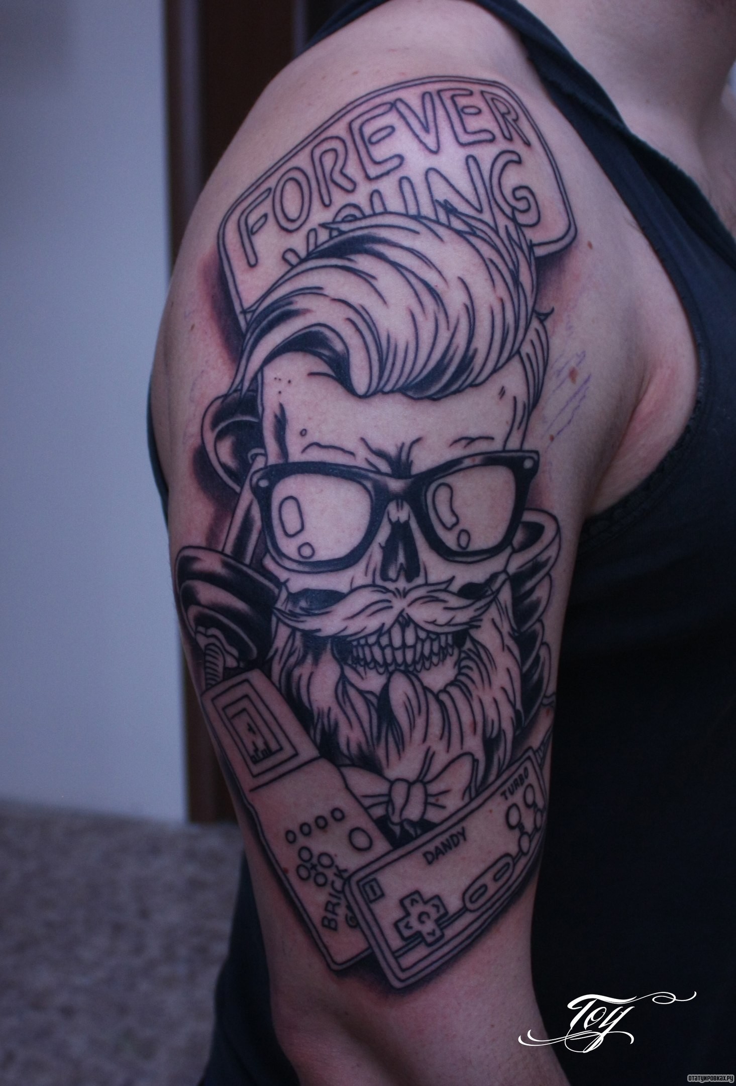 Фотография татуировки под названием «Бородатый человек в очках»
