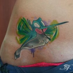 Тату довольная птичка колибри