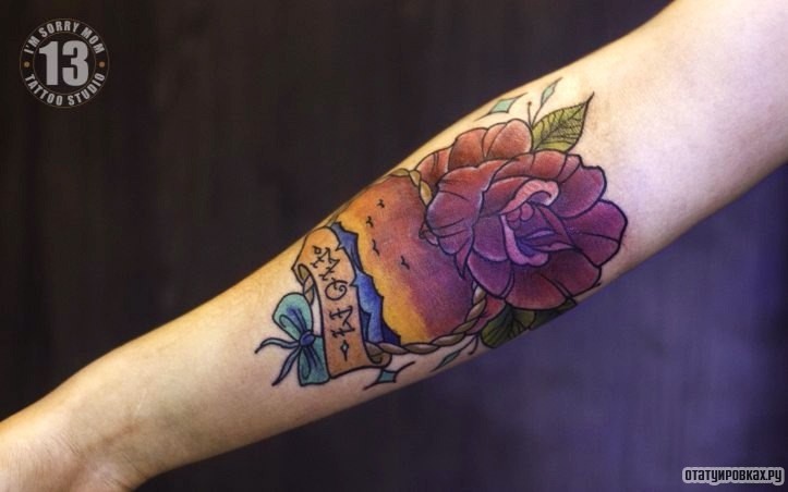 Фотография татуировки под названием «Цветок в честь мамы на предплечье»