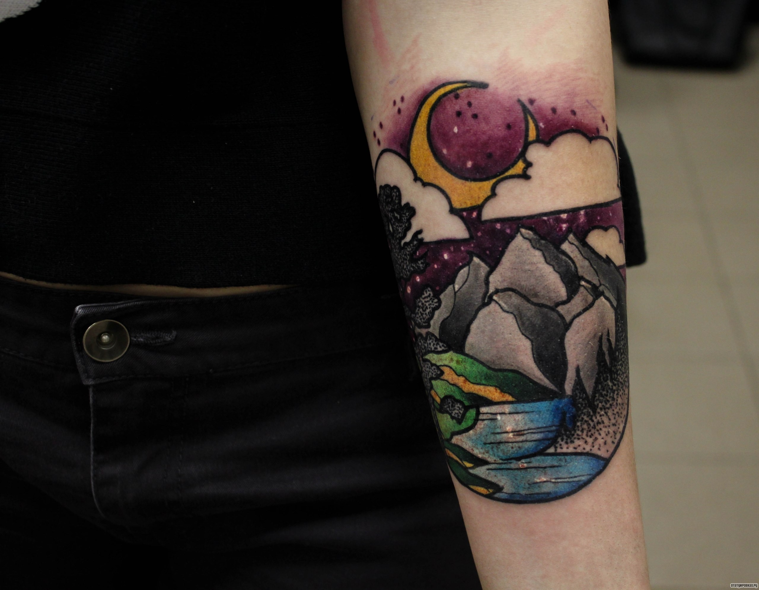 Фотография татуировки под названием «Природа, горы, водоем на предплечье»