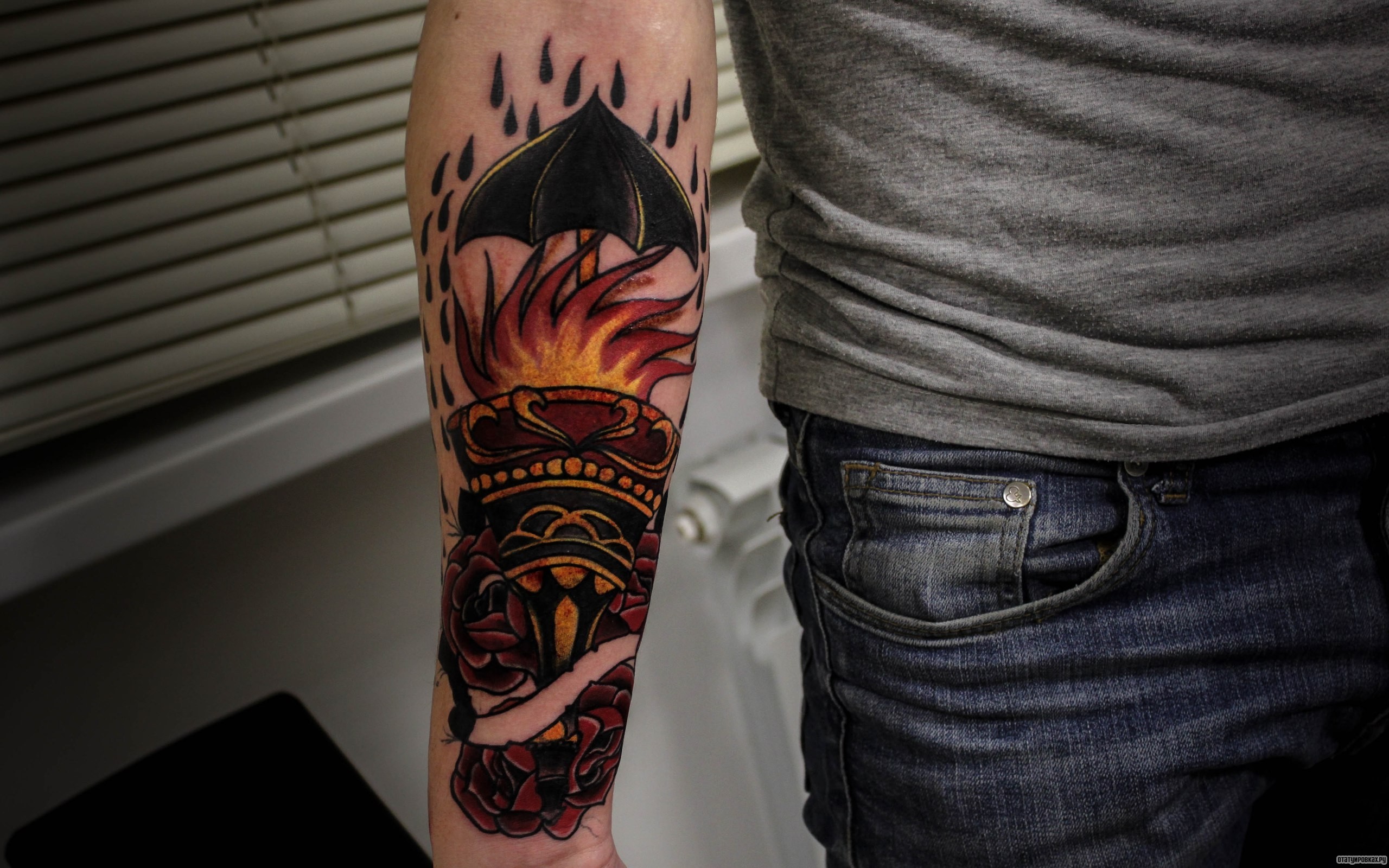 Фотография татуировки под названием «Факел с зонтом на предплечье»