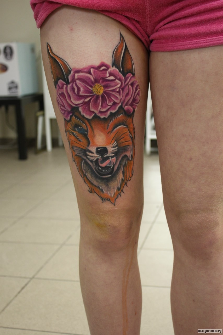 Фотография татуировки под названием «Вила с цветами на голове на бедре девушки»