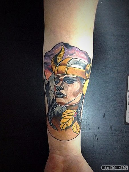 Фотография татуировки под названием «Девушка викинг на предплечье»