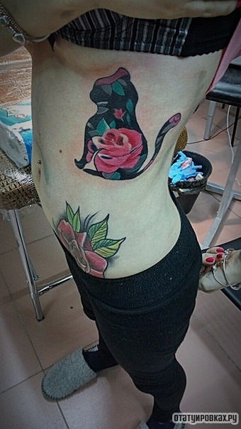 Фотография татуировки под названием «Кот с розой в отражении сбоку тела девушки»