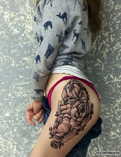 Фотография татуировки под названием «Пионы на бедре девушки»