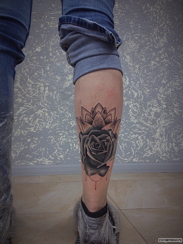 Фотография татуировки под названием «Черная роза на голени»