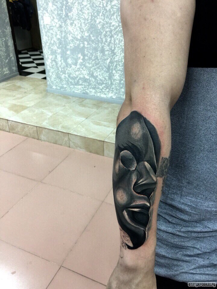 Фотография татуировки под названием «Маска будды на предплечье»