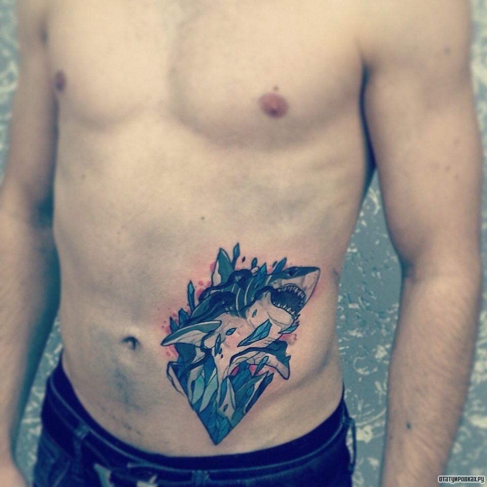Фотография татуировки под названием «Акула в треугольнике на животе парня»