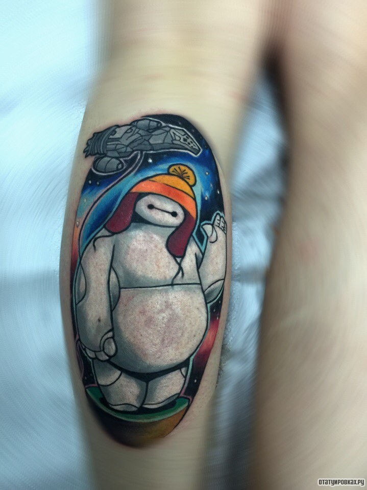Фотография татуировки под названием «Космический человек на голени»
