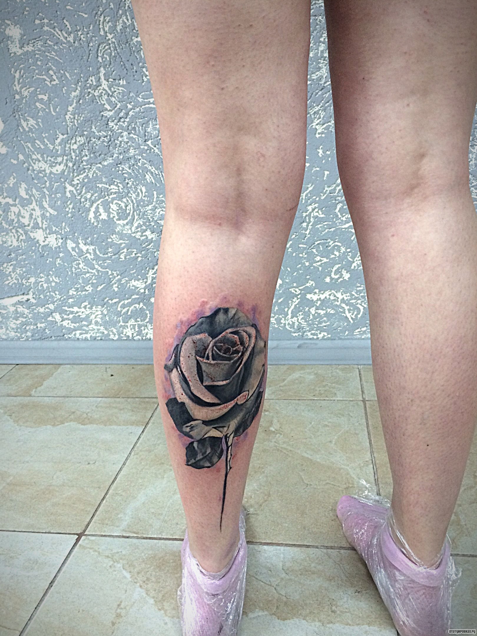 Фотография татуировки под названием «3д роза на голени девушки»
