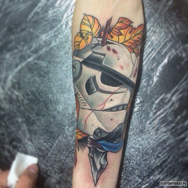 Фотография татуировки под названием «Маска с листьями на предплечье»