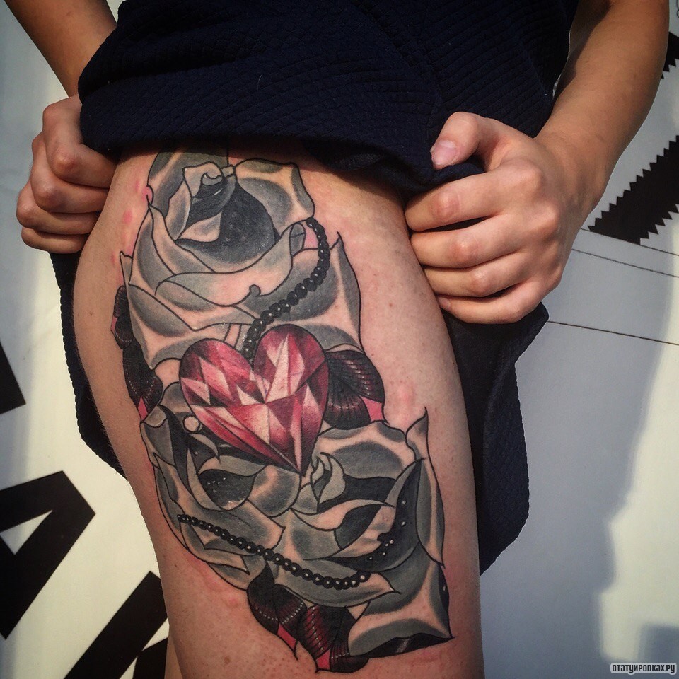 Фотография татуировки под названием «Розы и сердце с украшениями на бедре»