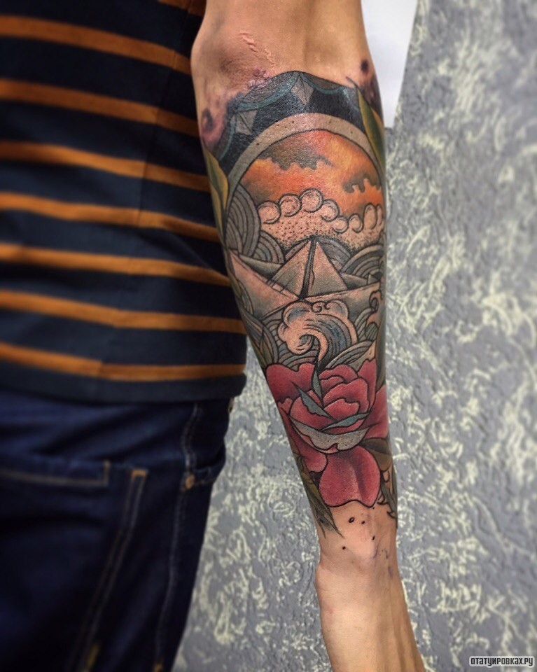 Фотография татуировки под названием «Кораблик в волнах и роза на предплечье парня»