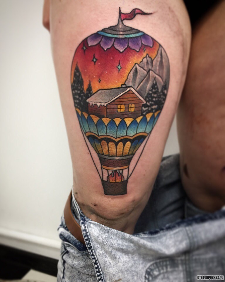 Фотография татуировки под названием «Дом в очертании воздушного шара на бедре»