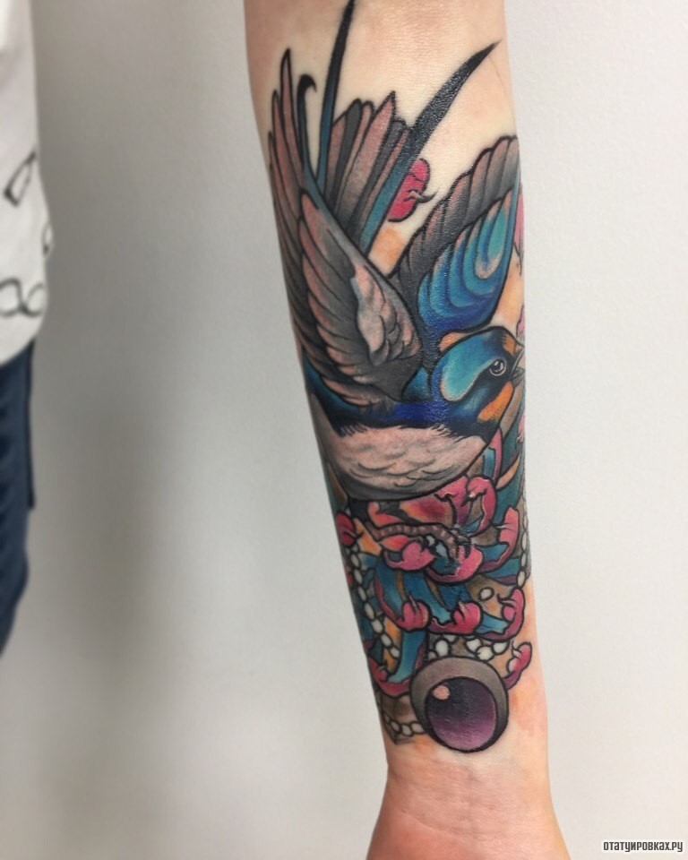 Фотография татуировки под названием «Ласточка с хризантемой на предплечье»