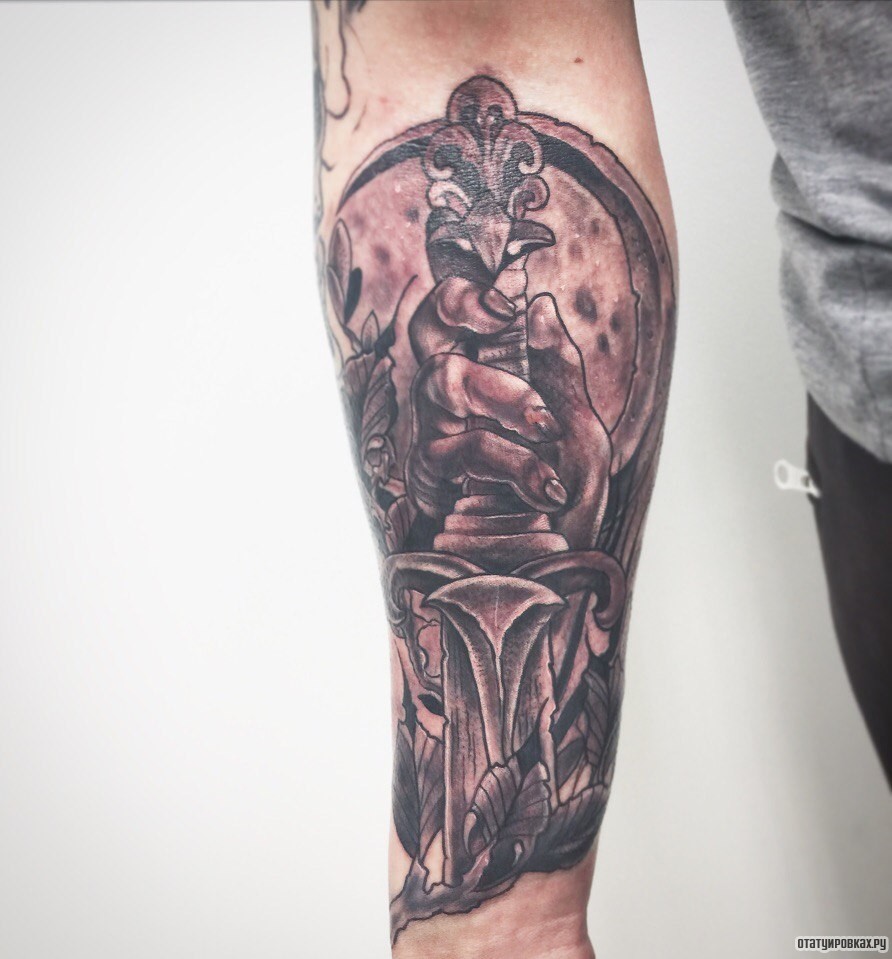 Фотография татуировки под названием «Кинжал в руке на предплечье»