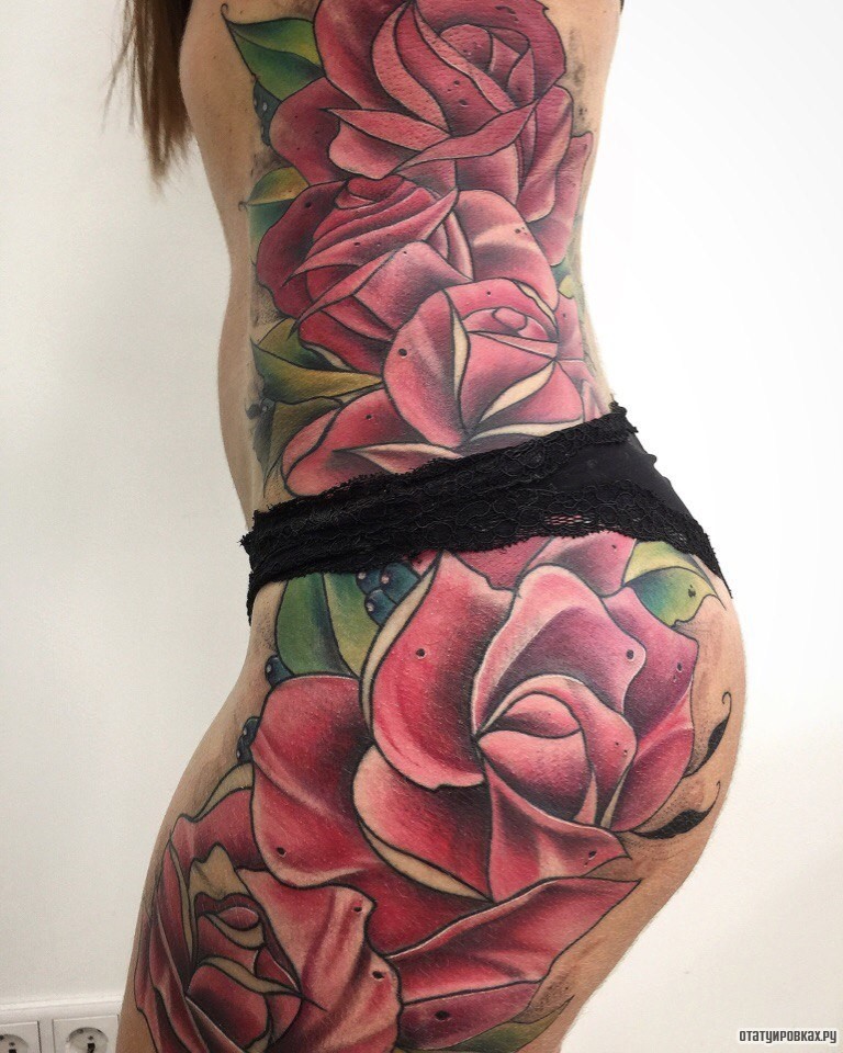 Фотография татуировки под названием «Большие розы сбоку тела»
