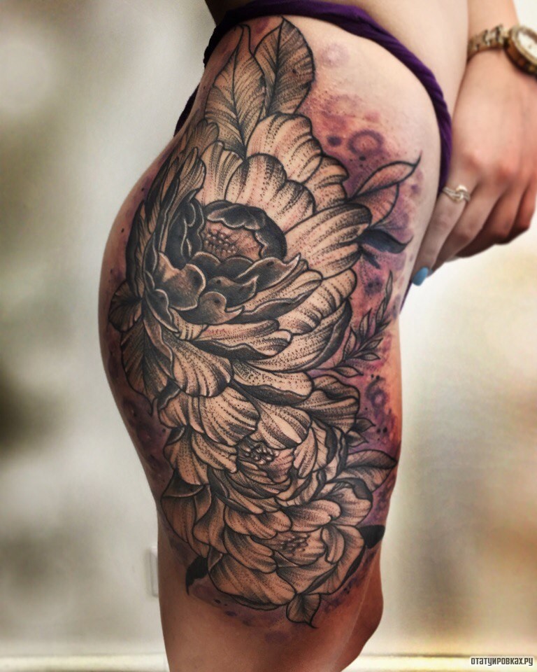 Фотография татуировки под названием «Большие цветы в чб цвете на бедре девушки»