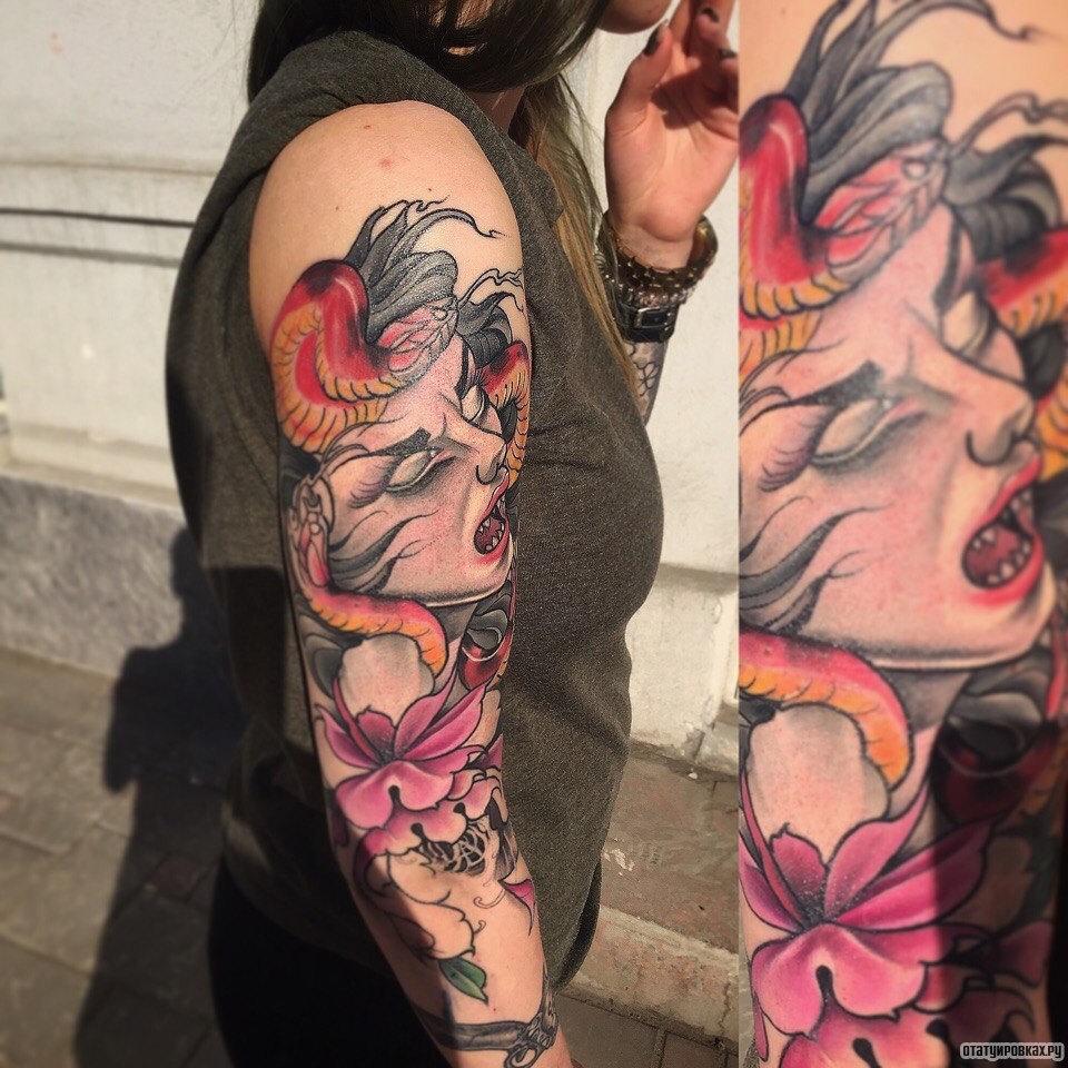 Фотография татуировки под названием «Девушка со змеей и цветами на плече рукав»