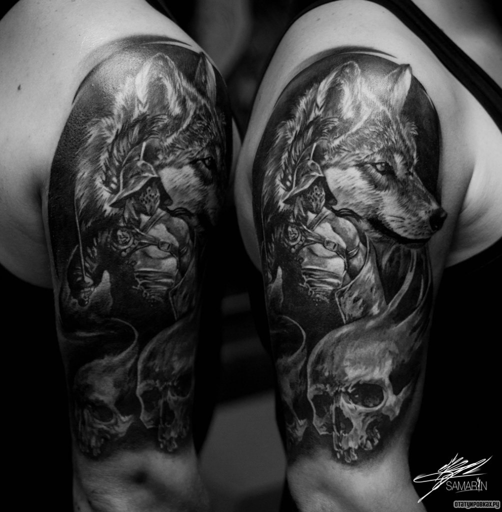 Фотография татуировки под названием «Волк и череп с воином на плече»
