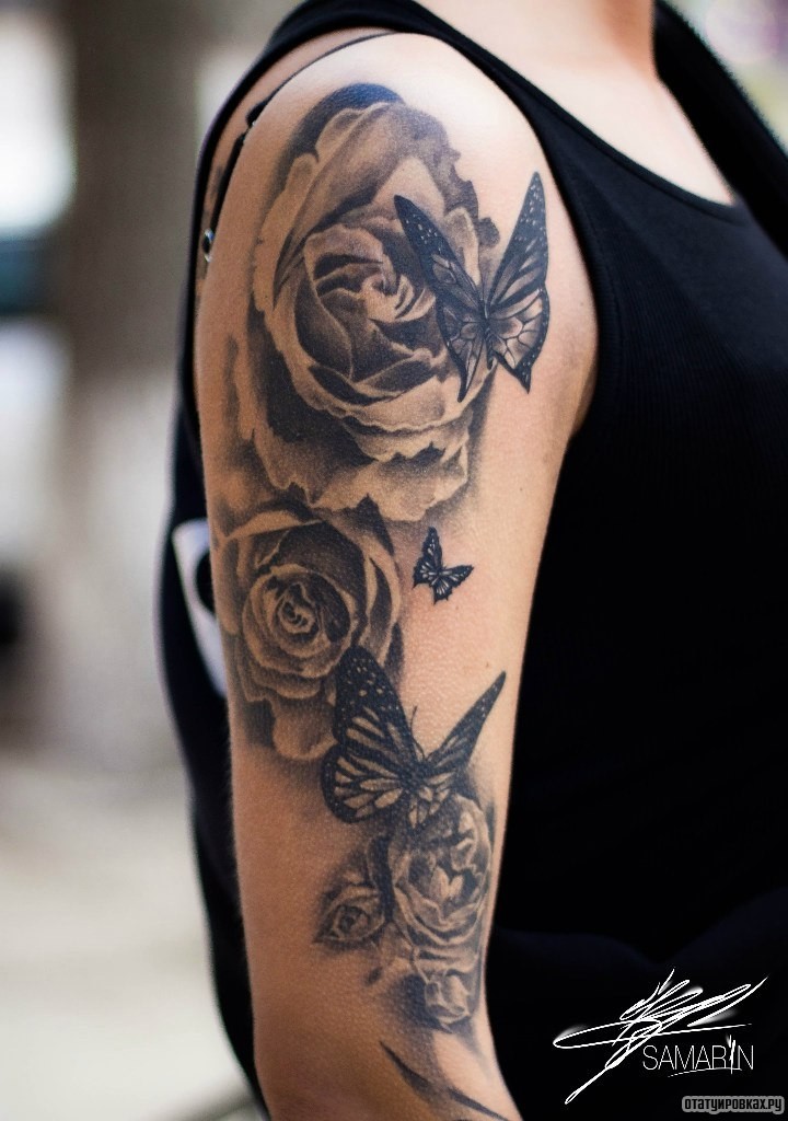 Фотография татуировки под названием «Розы и бабочки на плече девушки»