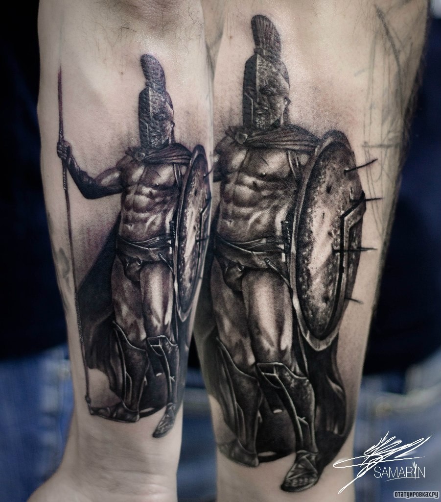 Фотография татуировки под названием «Раздетый воин с щитом и копьем»