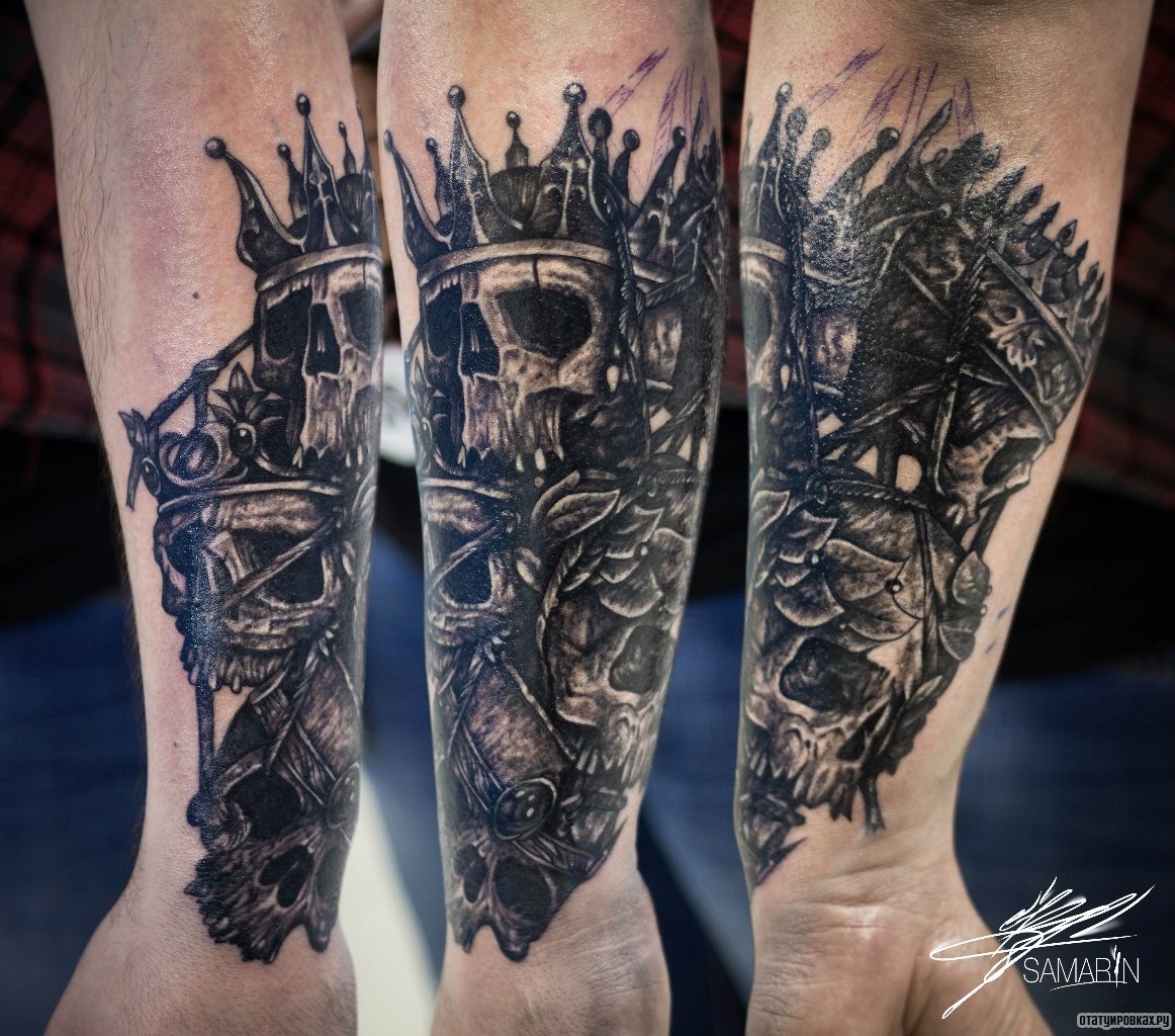 Фотография татуировки под названием «Черепа в короне на предплечье»