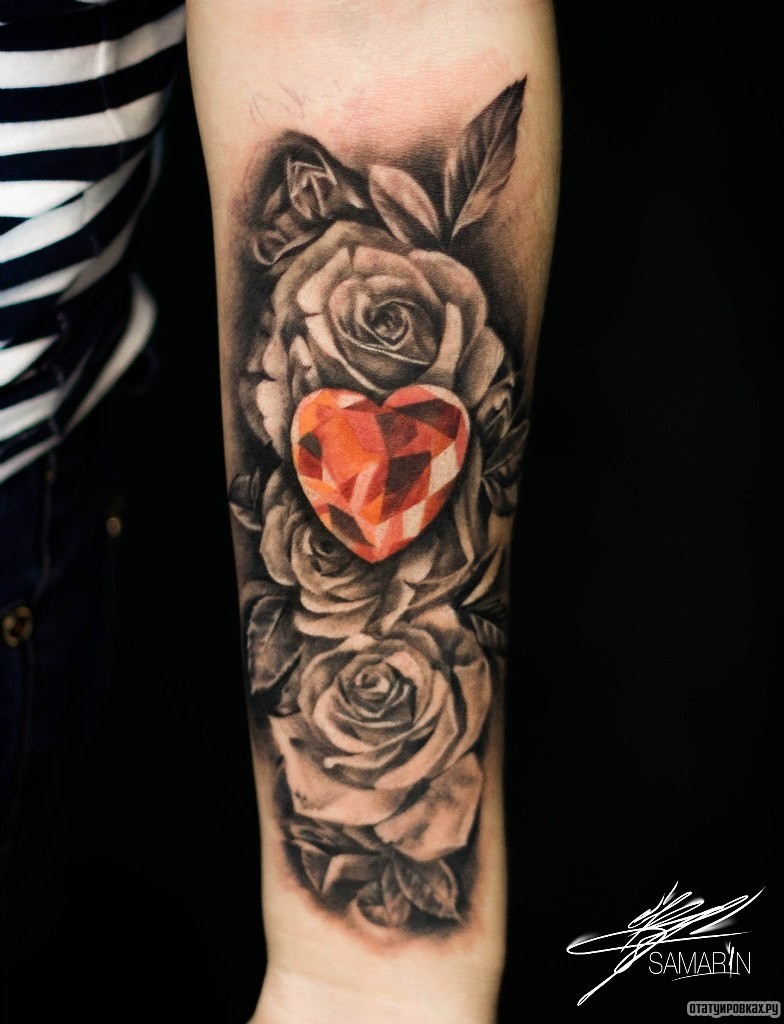 Фотография татуировки под названием «Розы и алмаз сердце на предплечье»