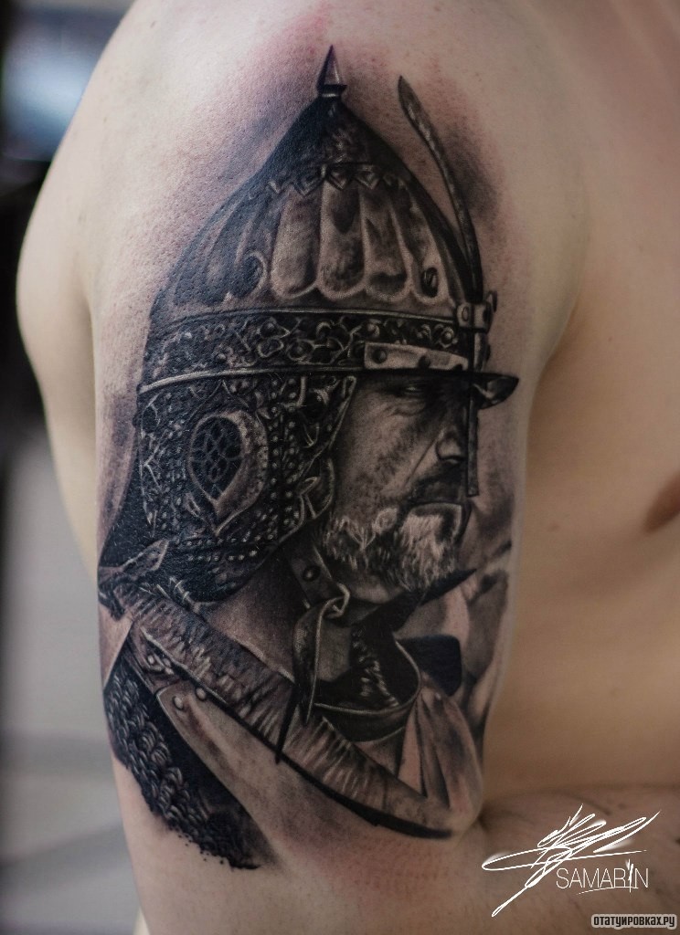 Фотография татуировки под названием «Русский воин в доспехах на плече»