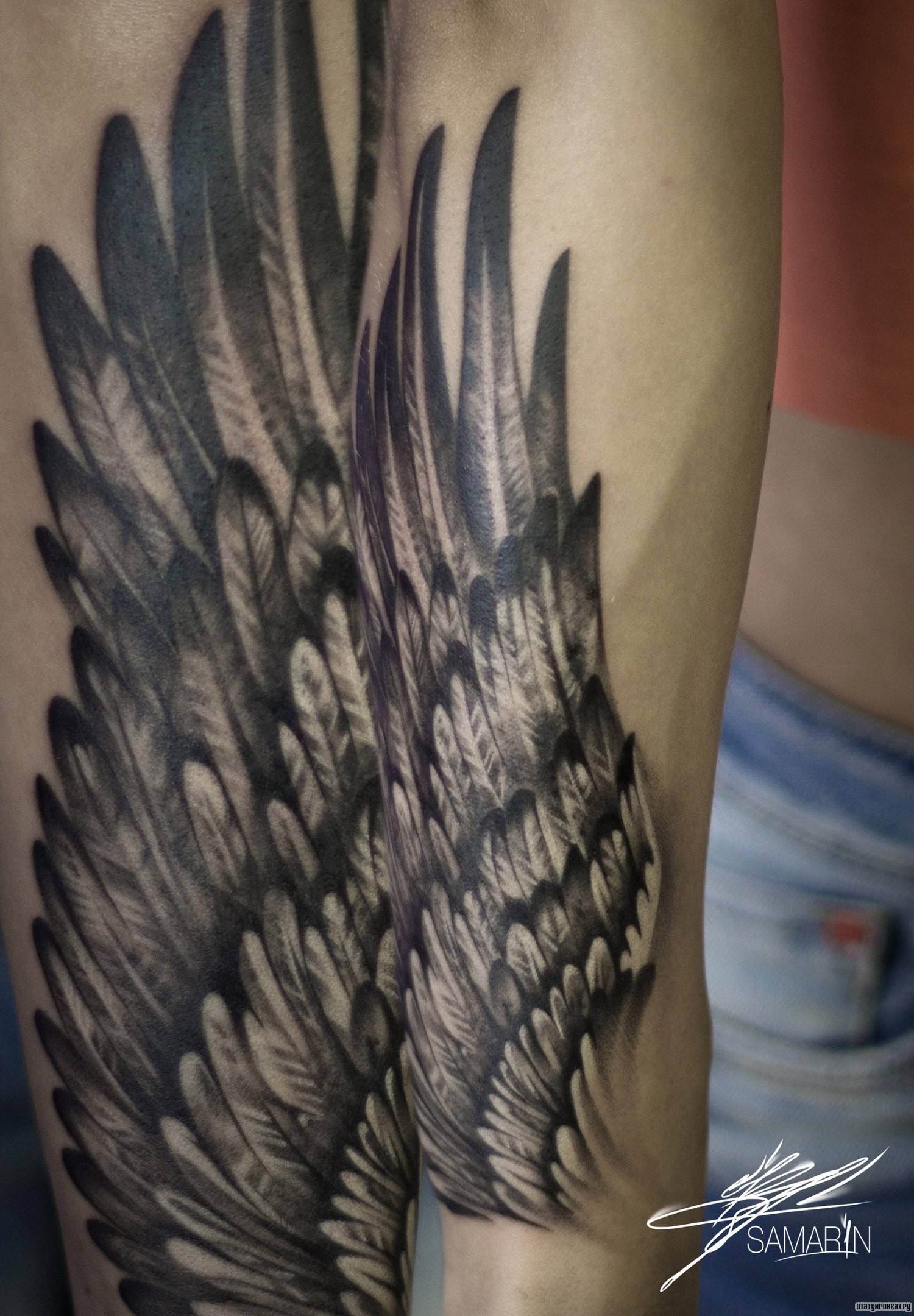Фотография татуировки под названием «Крыло из перьев на предплечье»
