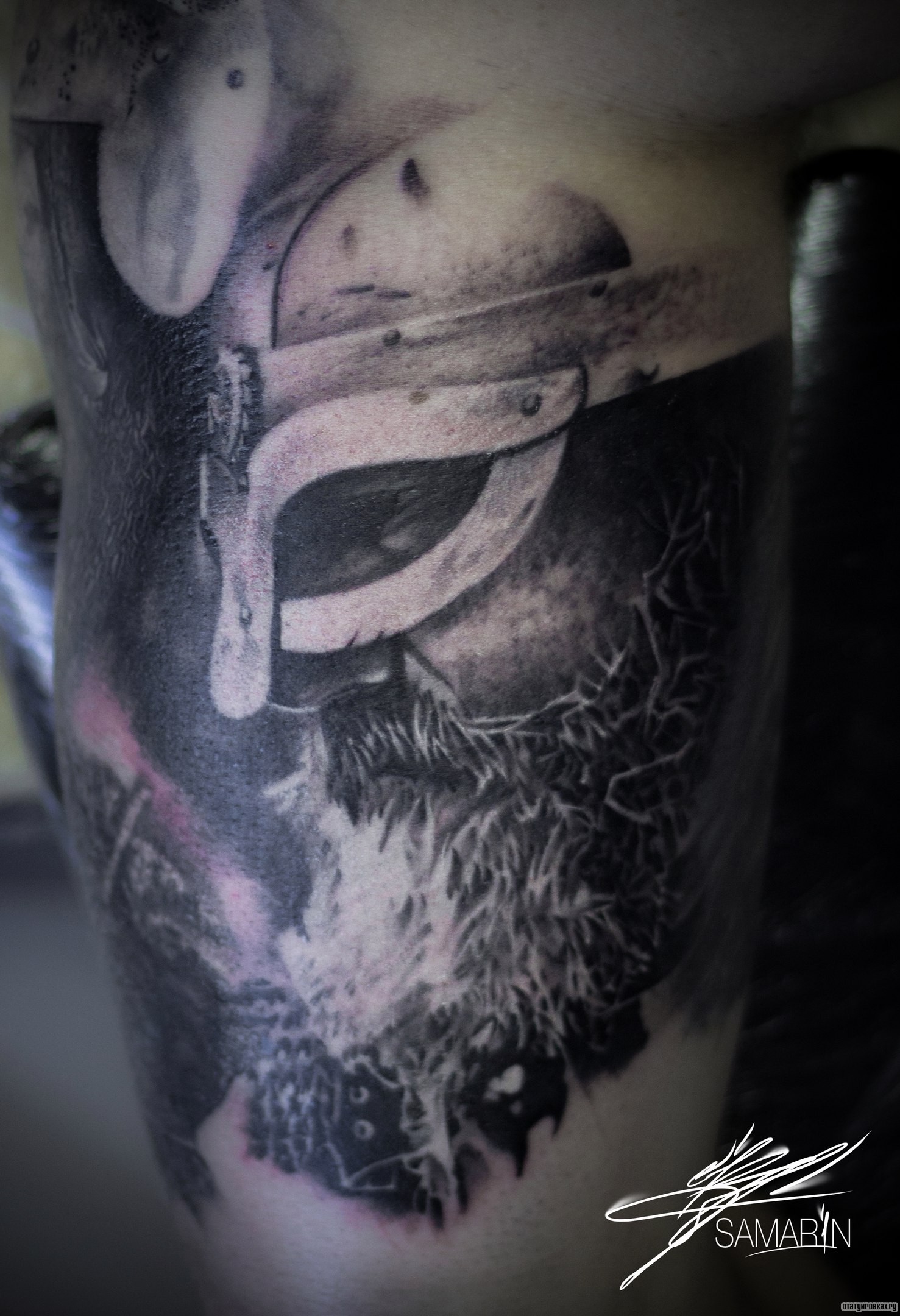 Фотография татуировки под названием «Человек в маске воин русский на бицепсе»