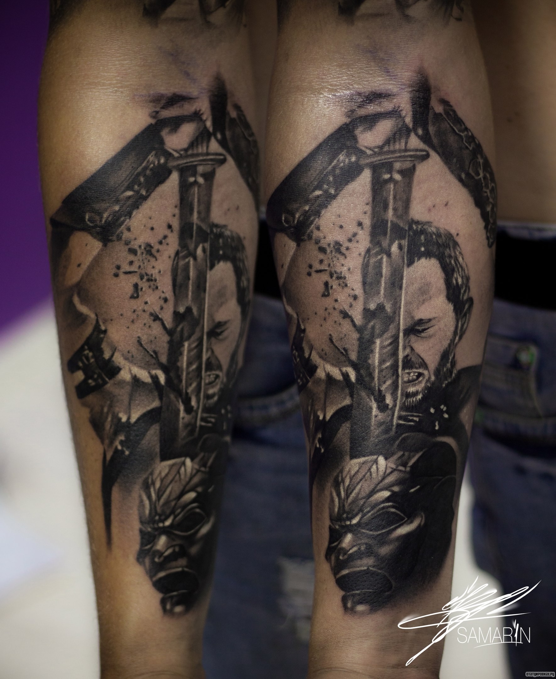Фотография татуировки под названием «Человек пронизывает мечом дьявола на предплечье»