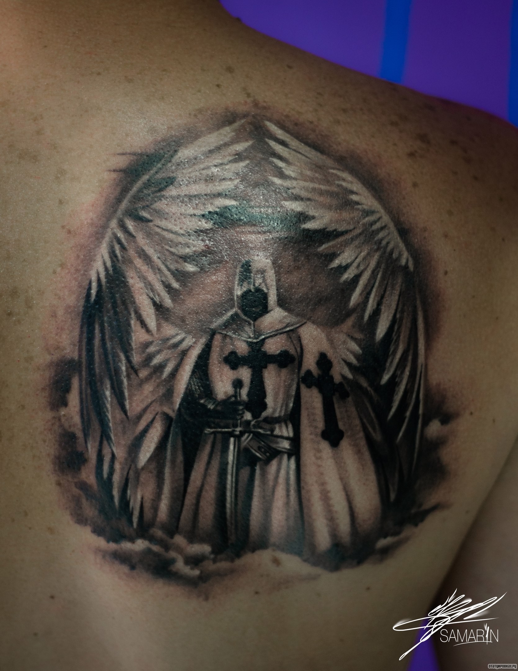 Фотография татуировки под названием «Архангел с крыльями на лопатке»