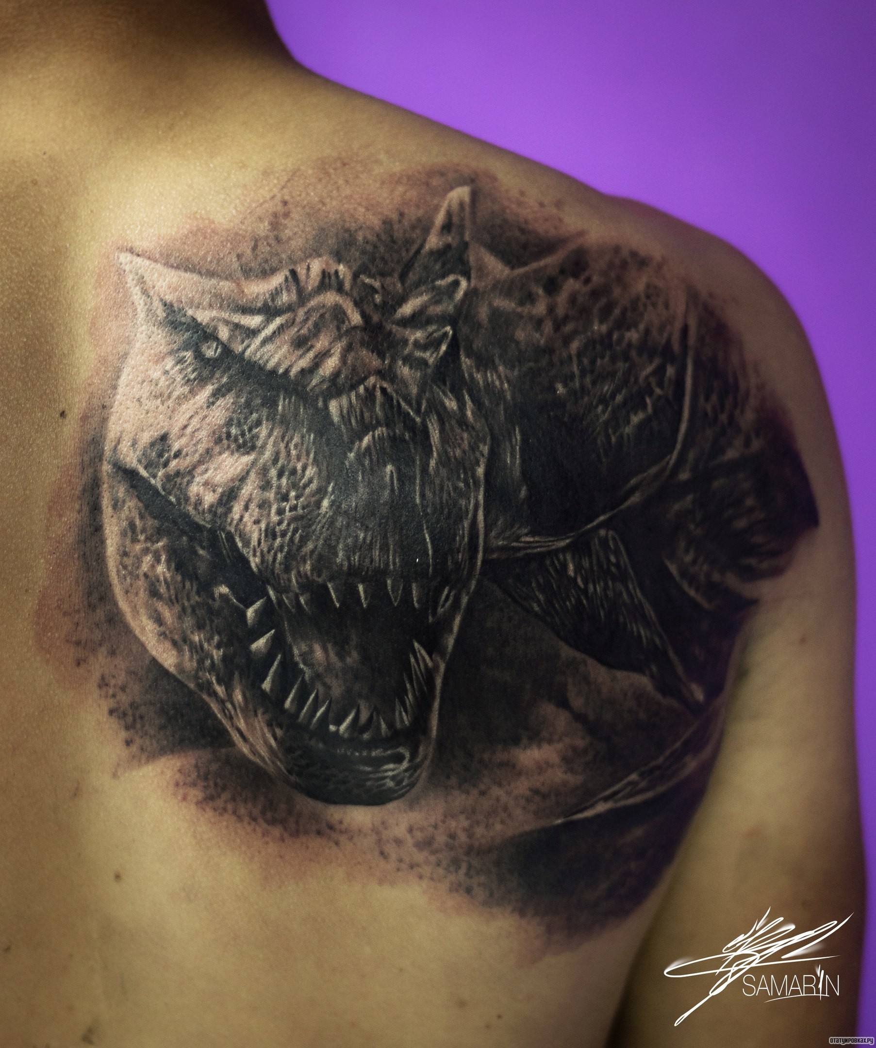 Фотография татуировки под названием «Голова динозавра на лопатке»