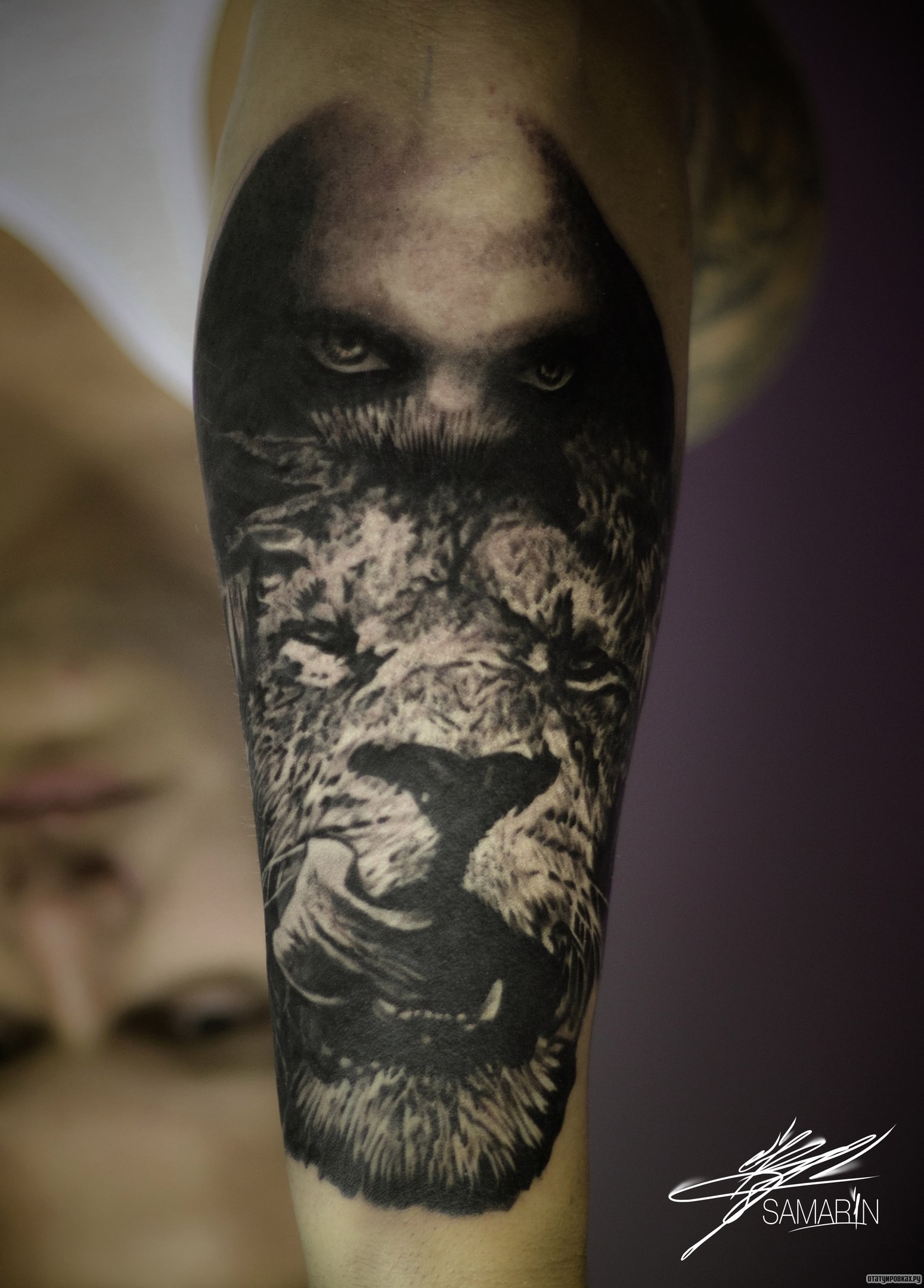 Фотография татуировки под названием «Лев и глаза человека на предплечье»
