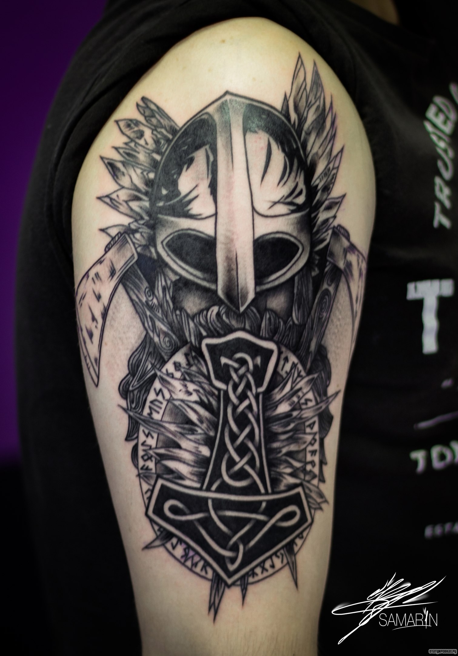 Фотография татуировки под названием «Воин с топором и кельтским якорем на плече»