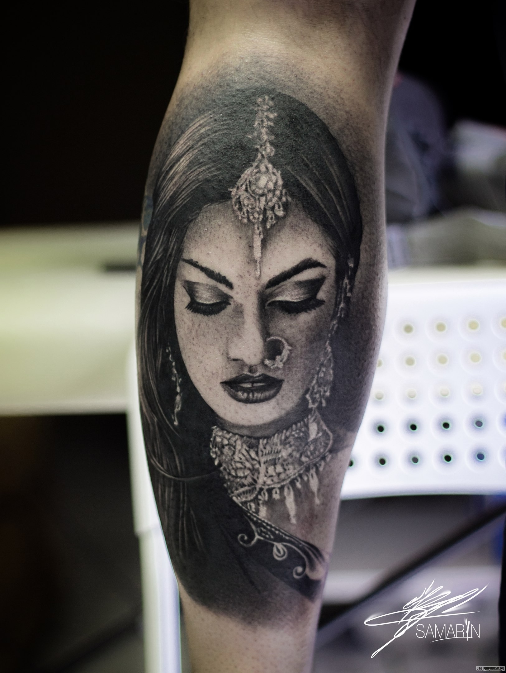 Фотография татуировки под названием «Девушка ярмянка портрет на голени»