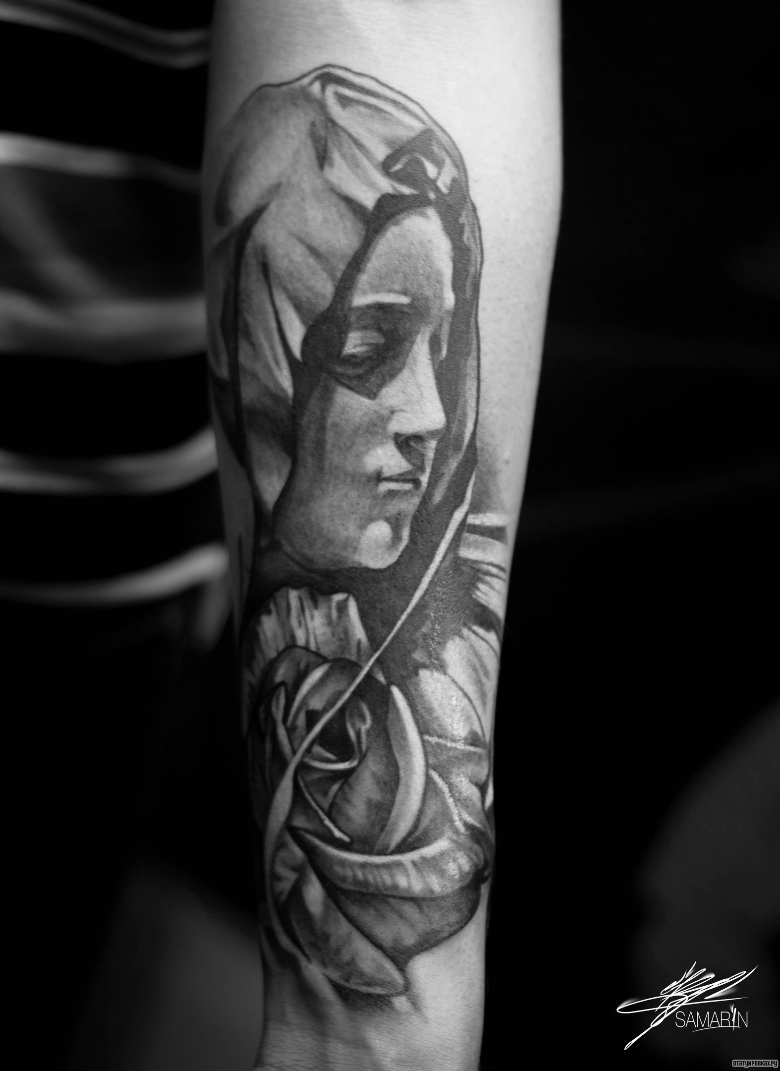 Фотография татуировки под названием «Монашка с розой на предплечье»