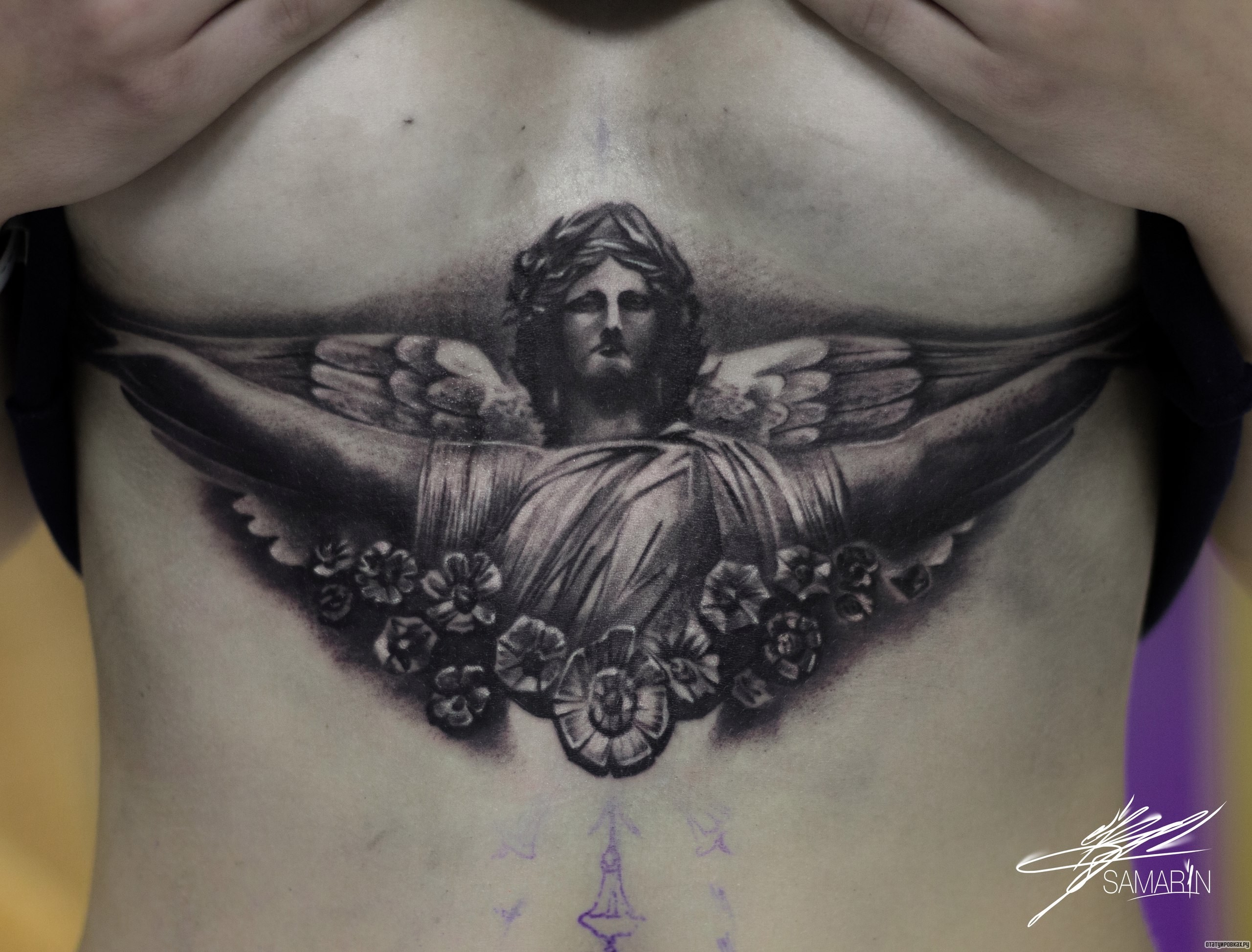 Фотография татуировки под названием «Ангел с цветами на животе»