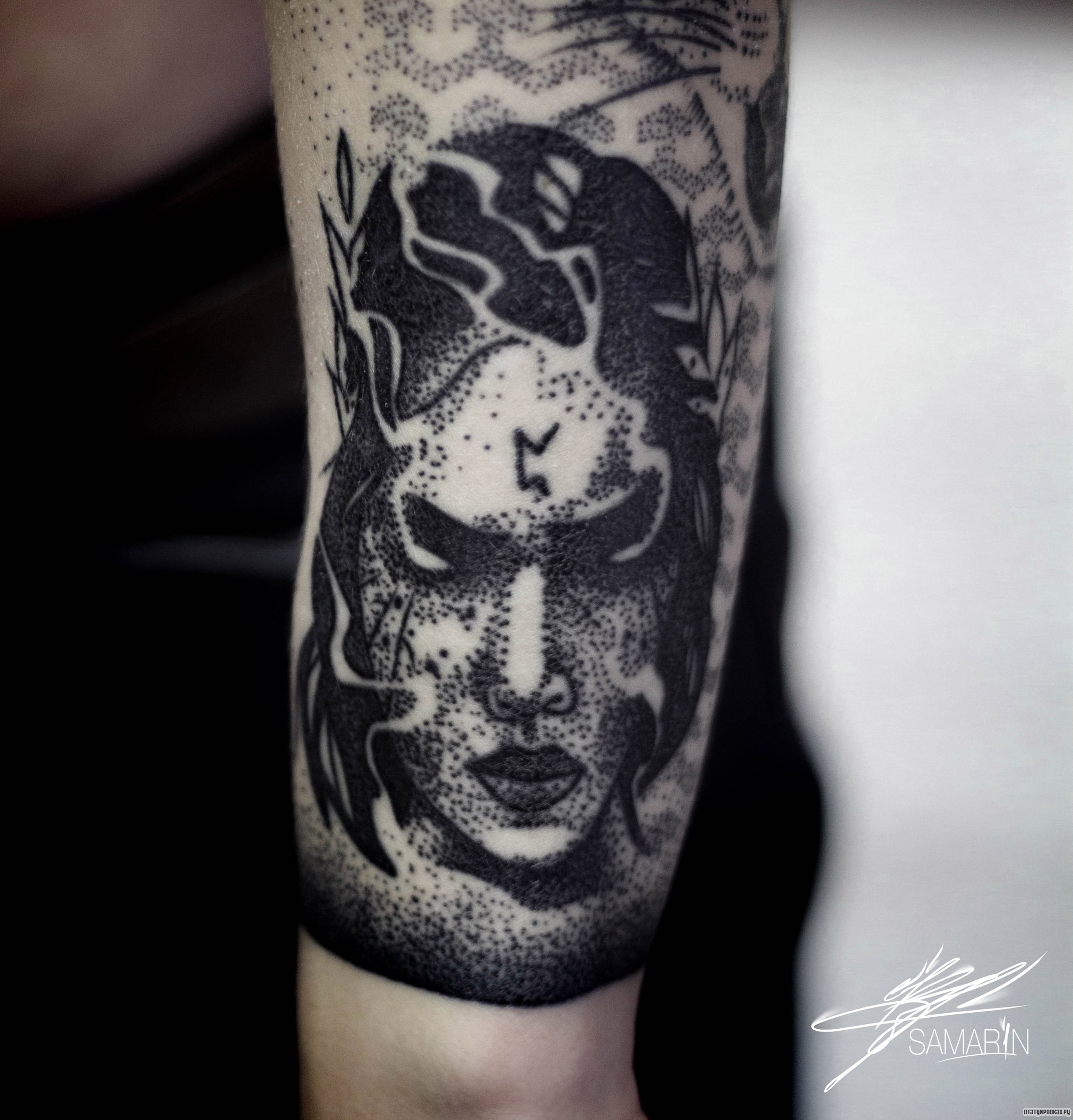 Фотография татуировки под названием «Злая девушка дотворк на предплечье»