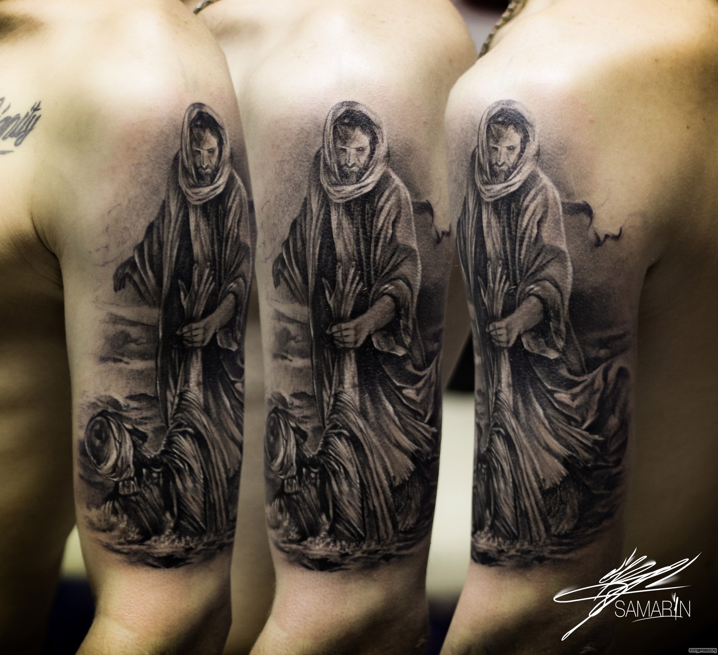 Фотография татуировки под названием «Иисус помогает человеку на плече»