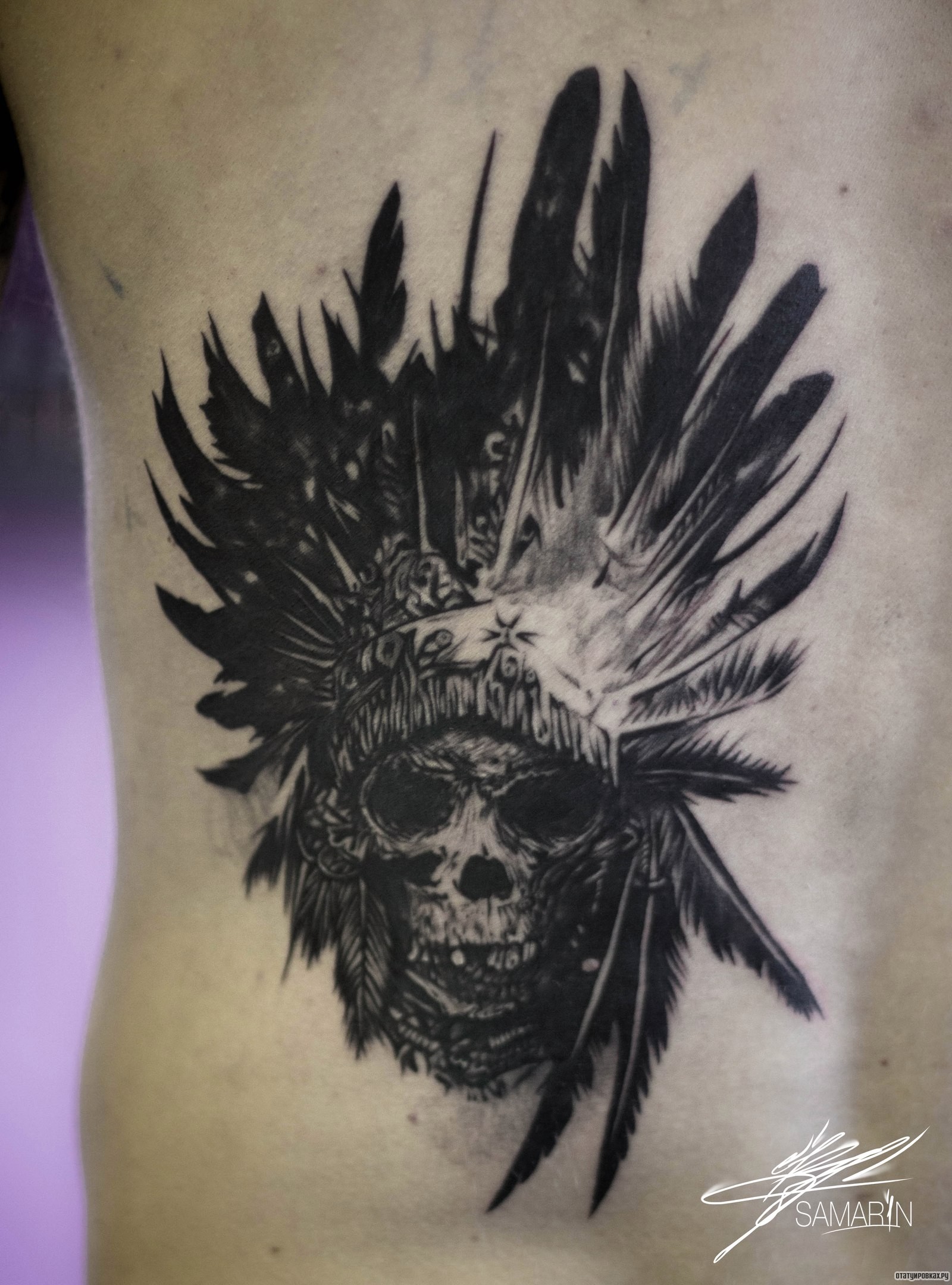Фотография татуировки под названием «Череп в головном уборе индейцев»